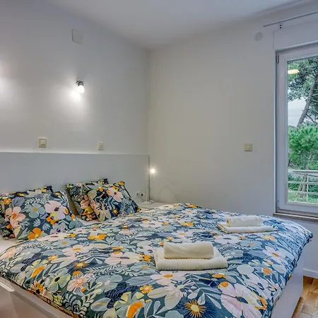 Cikat Bay Modern Apartment /W Balcony - Happy Rentals *